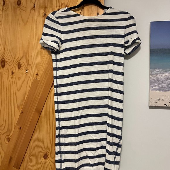 Alice + Olivia Stefan Striped Short-Sleeve Dress - Picture 8 of 8